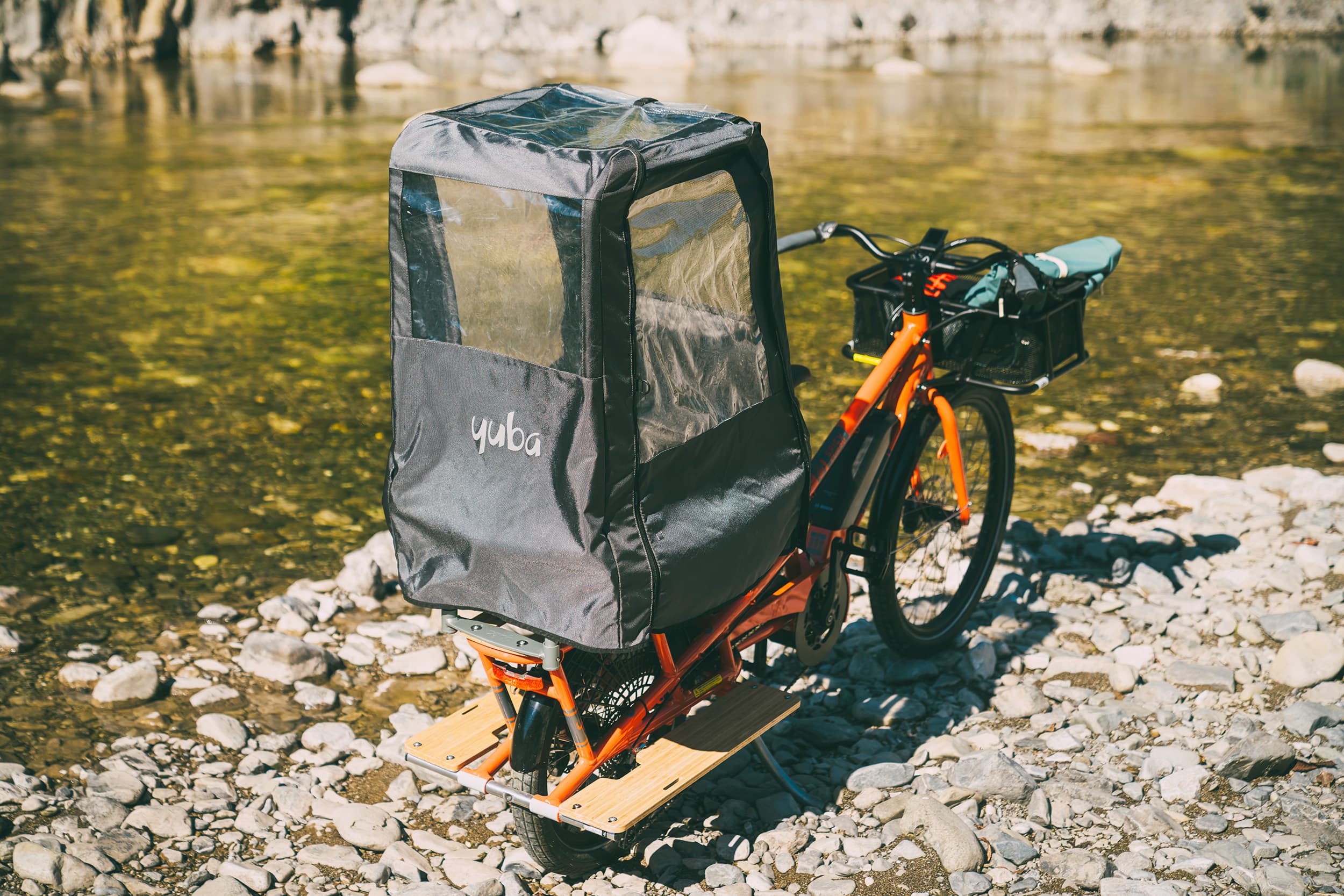 Fahrrad mit Verdeck: Yuba Kombi E5 mit Yuba Pop Top Cover Fahrrad mit Verdeck: Yuba Kombi E5 mit Yuba Pop Top Cover