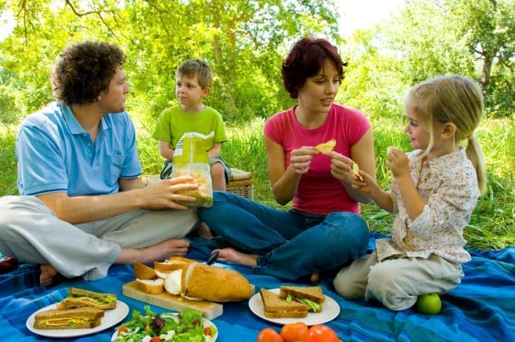 Familie beim Picknick Fahrrad