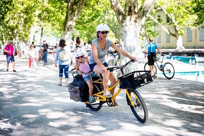 Kombi mamma e figlia in curva