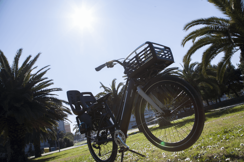 vélo avec porte-bagages avant